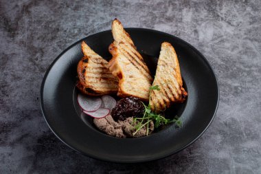 Tavuk ciğeri ezmesi ve bir bardak kırmızı şarap getir. 