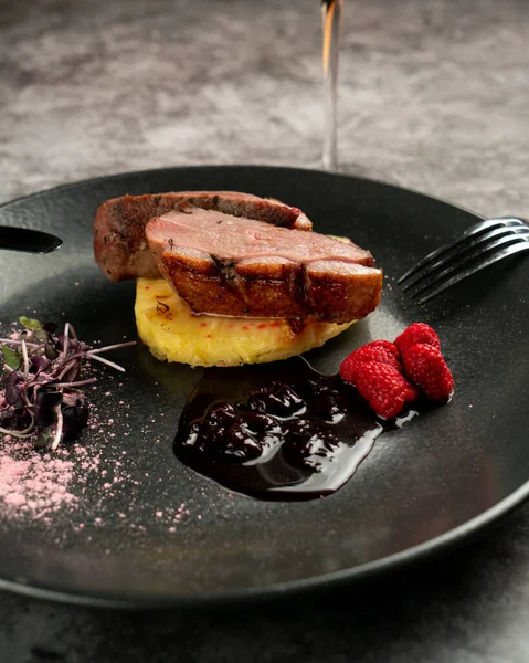 Fırında ananas, ahududu ve nar soslu ördek göğsü.