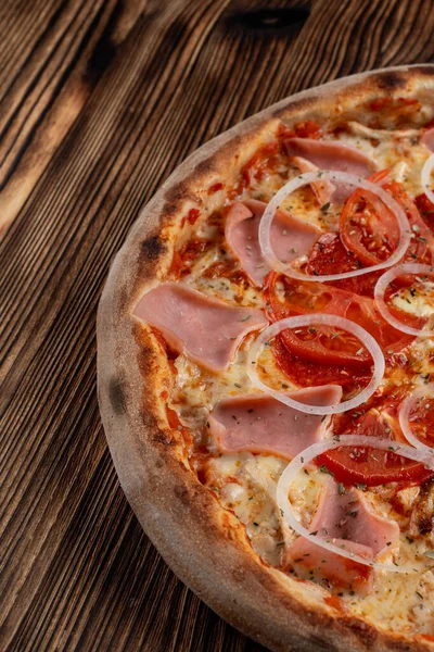 Close Pizza Italiana Clássica Com Presunto Anéis Cebola Tomate Vertical — Fotografia de Stock