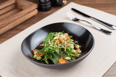 Marullu salata, fasulye ve kızarmış karides.