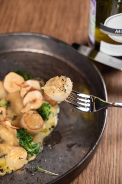 Bir çatala tutturulmuş kızarmış istiridye yakın çekim