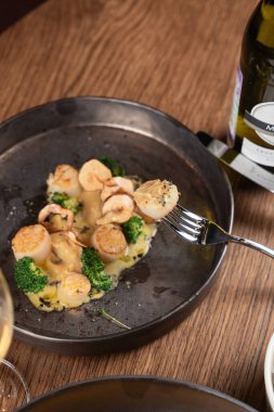 Bir çatala tutturulmuş kızarmış istiridye yakın çekim