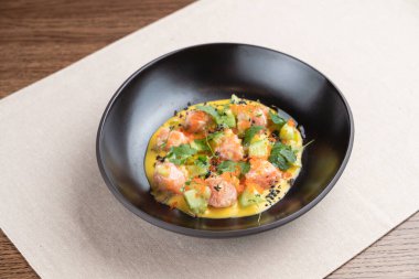 Kırmızı havyarlı somon tartı, lahanası ve salatalığı lüks bir balık restoranında.