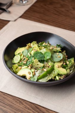 Lahanalı yeşil edamame salatası, avokado ve salatalık, yakın çekim.