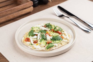 Vejetaryen dolgulu yassı ekmek: Çin lahanası, lahanası ve domates