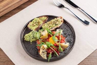 Yumurta sarısı ve kızarmış ekmek ile taze çiğ et tartar manzarası.