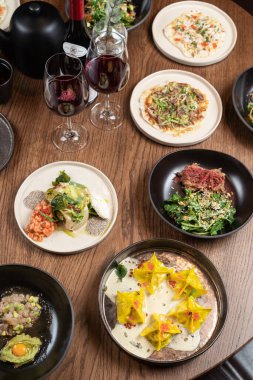 Masayı şık bir restorana, üst manzaraya, çeşitli şarküterilere ayarla.