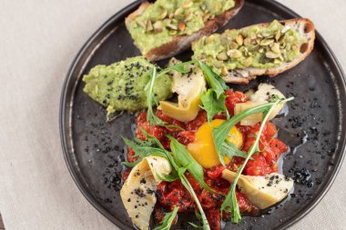 Yumurta sarısı ve kızarmış ekmek ile taze çiğ et tartar manzarası.