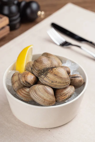 Porção Vongole Com Uma Fatia Limão Restaurante Frutos Mar — Fotografia de Stock