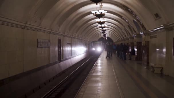 APRIL, 2020, MOSCOW: Tunnelbanetåg som anländer till en station från en mörk tunnel i sovjettunnelns interiörer — Stockvideo