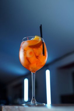 Mavi neon arka planda acı Aperol spreyinin düşük açılı görüntüsü