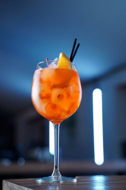 Mavi neon arka planda acı Aperol spreyinin düşük açılı görüntüsü