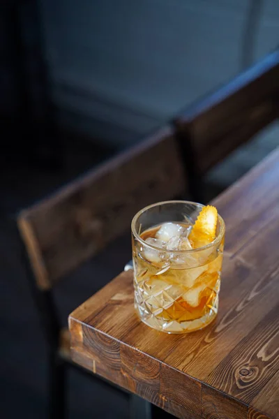 Coquetel Moda Antiga Clássico Com Bourbon Uísque Mesa Madeira Bar — Fotografia de Stock