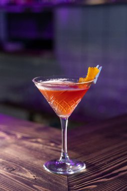 Kozmopolit kokteyli, yabanmersini suyu, votka ve bardaki ahşap masada üç saniyelik kokteyl.