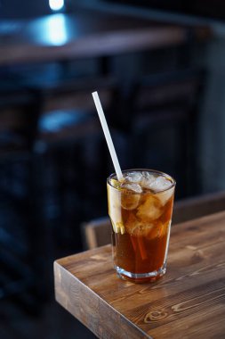 Modern klasikler: Küba libre ile rom ve kola, ahşap bar tezgahında, atmosferik çekim