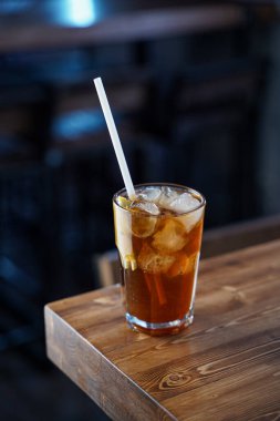 Modern klasikler: Küba libre ile rom ve kola, ahşap bar tezgahında, atmosferik çekim