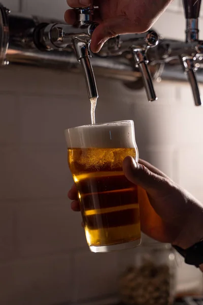 Man Gieten Licht Goud Bier Een Glas Van Een Biertap — Stockfoto