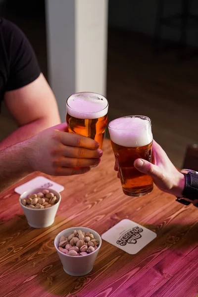 Mannen Slaan Glazen Met Licht Bier Een Tafel Met Bier — Stockfoto