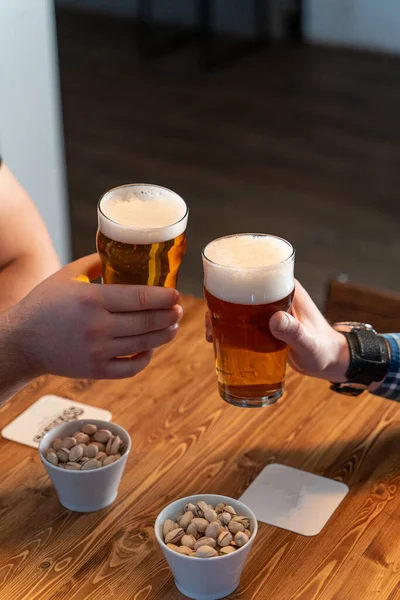 Mannen Slaan Glazen Met Licht Bier Een Tafel Met Bier — Stockfoto