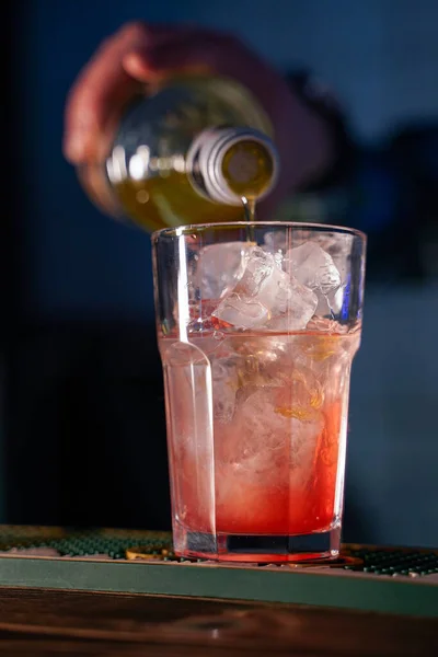 Mixologia Barman Está Derramando Gin Garrafa Para Coquetel Fazendo Uma — Fotografia de Stock