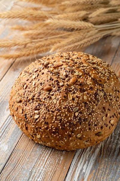 Sourdough Teljes Kiőrlésű Kenyér Magvakkal Diófélékkel Tetején Kerek Egészséges Kenyér — Stock Fotó