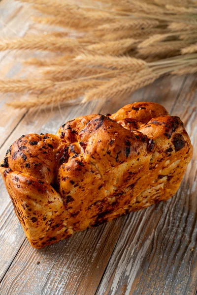 Bohatý Chléb Sušeným Ovocem Strouhanou Čokoládou Podávaný Dřevěném Stole Pšeničnými — Stock fotografie
