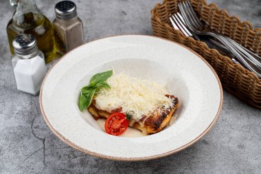 Üzerine kıyma, beşamel sosu ve rendelenmiş peynirli klasik İtalyan lazanyası.