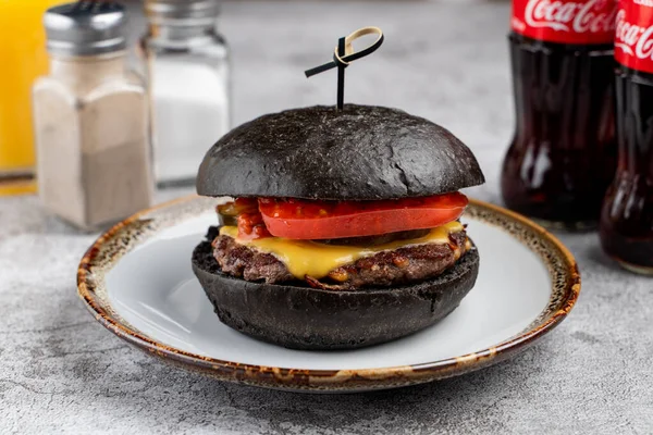 Peynirli siyah burger ve domuz çöreği, yakın çekim.