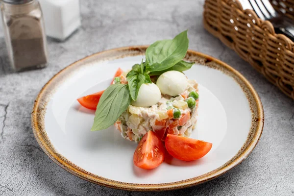 Rus usulü salata, haşlanmış sebze, sosis ve turşu, mayonez ve geleneksel Rus Yeni Yıl salatası.