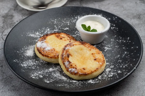 Geleneksel Rus mutfağı: ekşi kremalı süzme peynir köfteleri