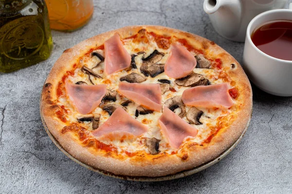 Mini Pizza Con Jamón Champiñones Aceitunas Negras Tiro Ángulo Alto — Foto de Stock