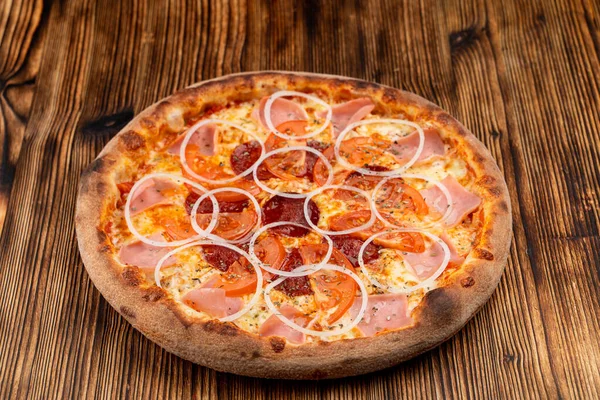 Mini Pizza Carne Com Cebola Presunto Salame Com Queijo Derretido — Fotografia de Stock