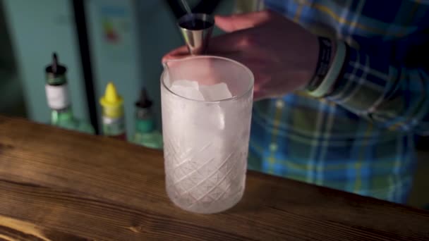 Barkeeper misst Rum mit Jigger und gießt ihn in Cocktail, Nahaufnahme — Stockvideo