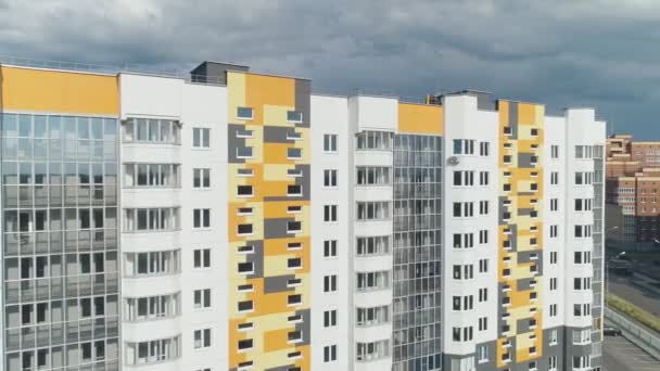 OBNINSK, RUSIA, VERANO, 2019: el dron vuela por encima de los bloques de los suburbios en la calle Slavskogo — Vídeos de Stock