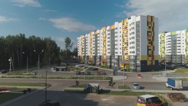 OBNINSK, RUSSIE, ÉTÉ 2019 : mouche de drone au-dessus des blocs de banlieue sur la rue slavskogo — Video