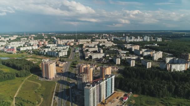 OBNINSK, RUSSLAND, SOMMER, 2019: Drohnen fliegen über moderne russische Vororte — Stockvideo
