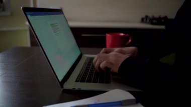 Erkek eller açık bir belgede dizüstü bilgisayar klavyesini kullanarak yazarken, kapat