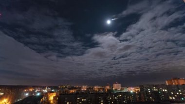 Varoşlarda gece yarısı bulutlar hızla ilerliyor. 