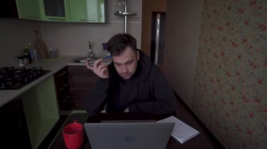 Genç adam, karantina süresince merkez ofiste bu fikir için düşünceli bir şekilde çarpıcı.