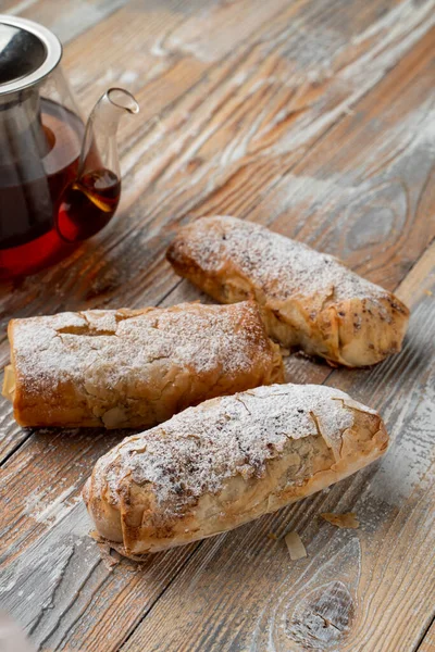 Primer Plano Pastel Hojaldre Strudel Manzana Con Nueces Canela Decorado — Foto de Stock