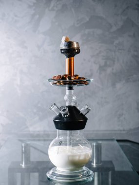 Süt bazlı shisha, tatlı tütün ve çerez olarak vazoda çikolata şekerlemesi.