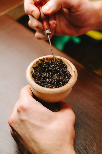 Preparação Tabaco Para Fumar Shisha Enchendo Uma Tigela Narguilé Com — Fotografia de Stock