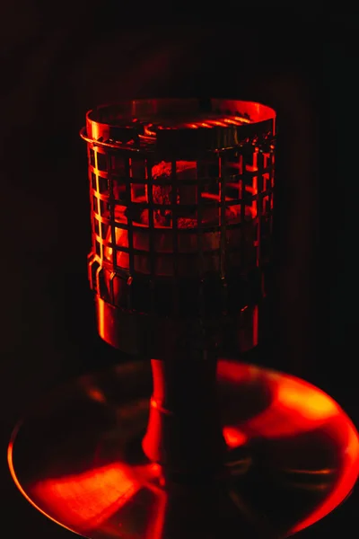 Гарячий Кальян Вугілля Барах Тютюновій Чаші Крупним Планом Червоному Лаунжі — стокове фото