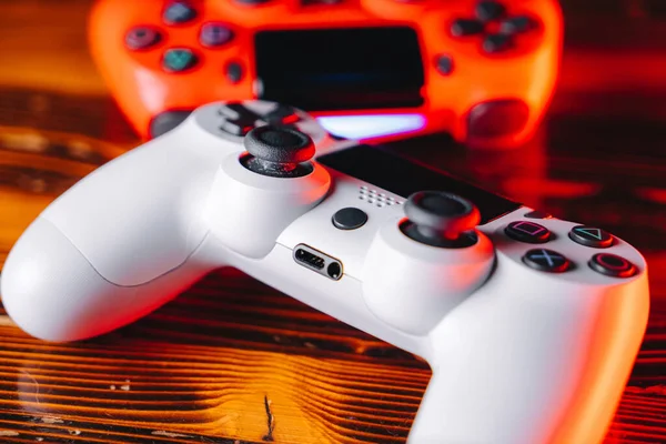 Ein Paar Kabellose Gamepads Rot Und Weiß Auf Einem Holztisch — Stockfoto