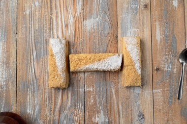 Napolyon kekinin en üst görüntüsü muhallebi, geleneksel Rus ziyafeti, kesilmiş ve ahşap bir masada servis ediliyor.