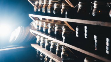 Cam kavanozlarda farklı çay çeşitleri, raflara dizilmiş göz kamaştırıcı yan zevklerle