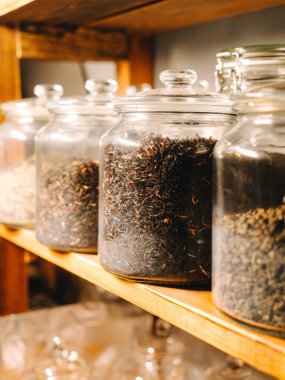 Sıraya dizilmiş cam kavanozlarda değişik çay çeşitleri.