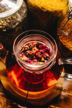 Cam çaydanlıkta gül goncası çayı, makro şat yakın çekim.