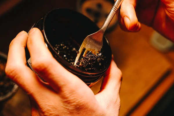 Hookah Maker Está Preparando Tabaco Fruta Úmida Com Garfo Colocando — Fotografia de Stock