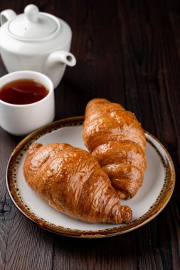 Geleneksel Fransız poğaça kruvasanları ve tereyağı.